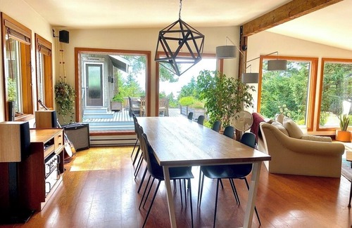 Bowen Island House | Beautiful Ocean View Home with Chef's Kitchen