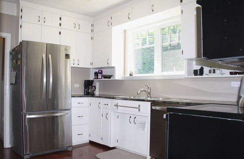 Sidney House | Beautiful Ocean View Suite Near the Airport, Ocean and Wineries!