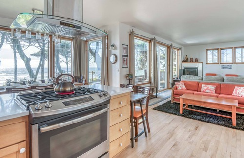 Lincoln Beach House | Beautiful oceanfront home in Depoe Bay w/hot tub & direct beach access!