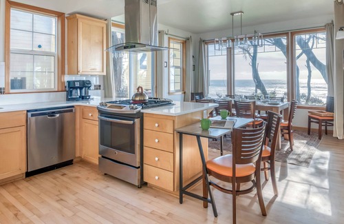 Lincoln Beach House | Beautiful oceanfront home in Depoe Bay w/hot tub & direct beach access!