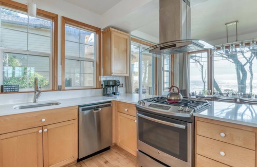 Lincoln Beach House | Beautiful oceanfront home in Depoe Bay w/hot tub & direct beach access!