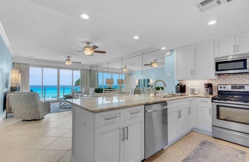 Destin Condo | 🏖️ 🌴Beautiful Oceanfront Views! Heated Pool & Hot Tub 🐬☀️