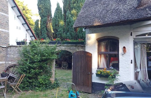 Hoogerheide Cabin | Beautiful old Coachhouse Studio on Organic Nature Domain