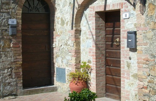 Murlo House | Beautiful old stone house with a fantastic view