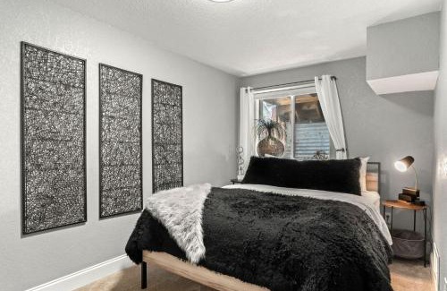 Martinez Park Apartment | Beautiful Old Town 2 Bedroom Apartment with Bikes!