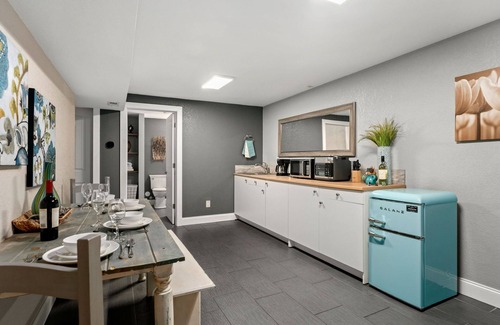 Martinez Park Apartment | Beautiful Old Town 2 Bedroom Apartment With Bikes!