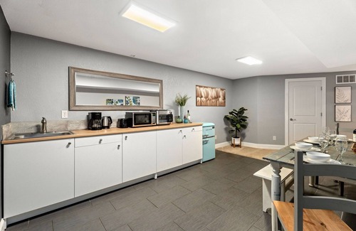 Martinez Park Apartment | Beautiful Old Town 2 Bedroom Apartment With Bikes!