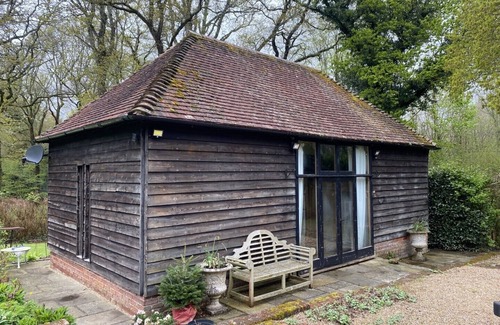 Petworth House | Beautiful one Bed Barn in national park 1 hr from London with small pool