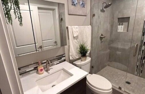 Centennial House | Beautiful One Family ADU - Near PDX - Waterfront