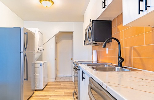 Glabar Park House | Beautiful Ottawa home in a serene environment. Walking distance to amenities