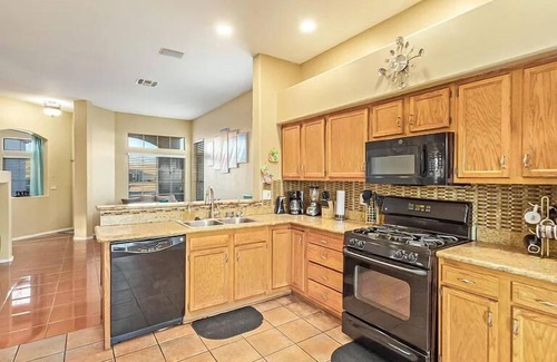 Maryvale Village House | Beautiful palace 1 mile from State Farm Stadium