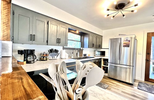 Riverview House | Beautiful Patio⭐️Modern Nook⭐️Long Stays🔥Full Kitchen