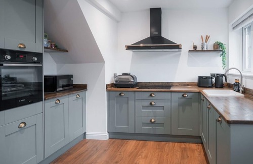 Brighton House | Beautiful & Peaceful 4 bedroom House in Brighton, with garden, EV & driveway