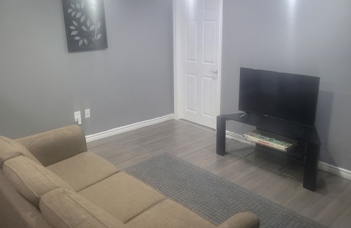 St. Catharines House | Beautiful Peaceful 3bed Apartment