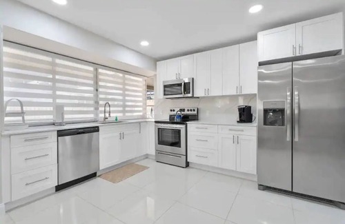 Sunrise House | Beautiful & Peaceful 4 Bedroom Home With a Pool