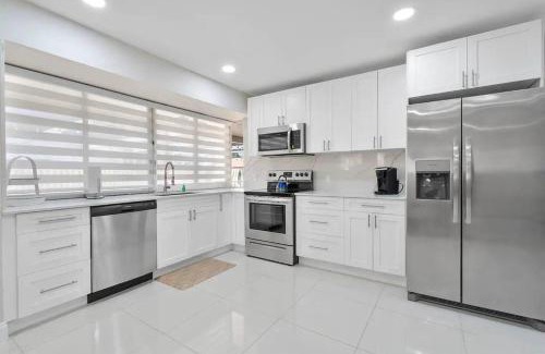 Sunrise House | Beautiful & Peaceful 4 Bedroom Home With a Pool