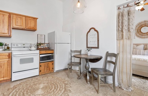 North Spokane House | Beautiful & Peaceful Guesthouse - King Bed