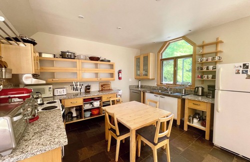 North Frontenac Cottage | Beautiful Peninsula Lodge