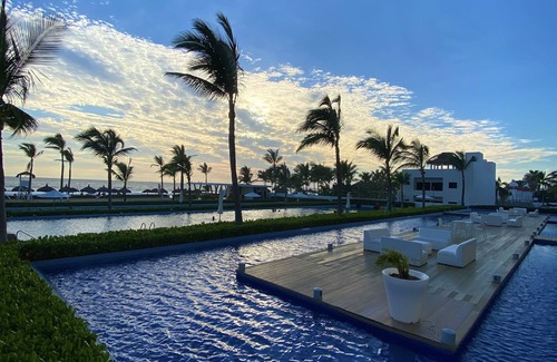 Cerritos Apartment | Beautiful Peninsula 3 Bedrooms Beachfront