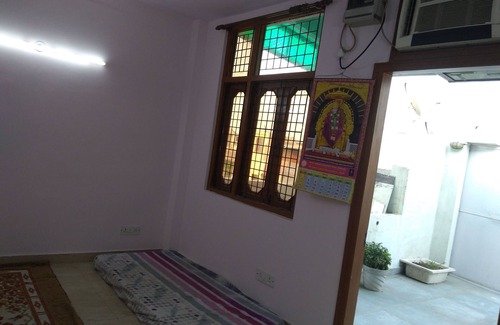 Lajpat Nagar Bed & Breakfast | Beautiful Penthouse Just 1 Min from Metro,