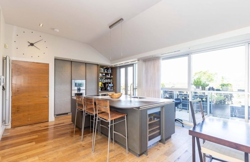 New Town Apartment | Beautiful Penthouse with Terrace & Jacuzzi