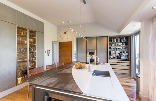 New Town Apartment | Beautiful Penthouse with Terrace & Jacuzzi