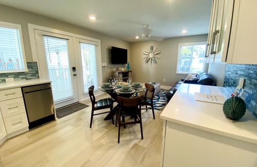 Old Naples Condo | BEAUTIFUL, PERFECT LOCATION ON 5TH AVENUE~1.5 BLOCK FROM BEACH, DINING, SHOPPING