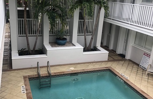 Old Naples Condo | BEAUTIFUL, PERFECT LOCATION ON 5TH AVENUE~1.5 BLOCK FROM BEACH, DINING, SHOPPING