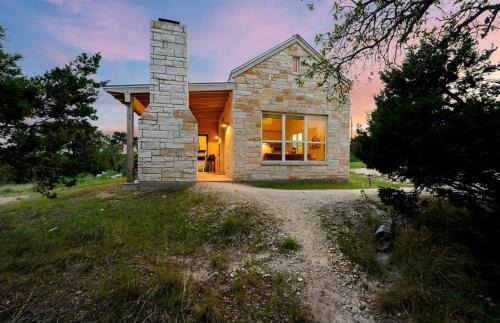 Dripping Springs House | Beautiful Pet-Friendly Cottage with Outdoor Fireplace for a Wonderful Escape in Nature near Austin, Texas