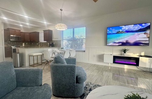 Harris House | Beautiful Pet friendly 4BR Property W/Large fenced Backyard Centrally Located