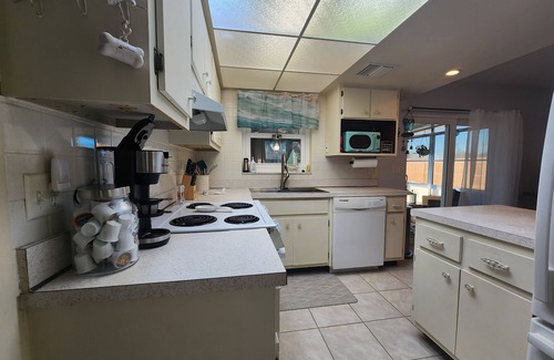 North Port Cottage | Beautiful, Pet friendly home on canal. Great for fishing, kayaks & snowbirds
