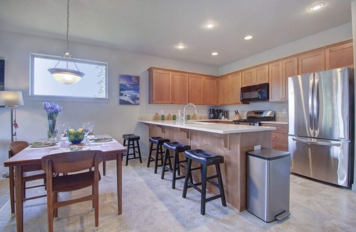 Lincoln House | Beautiful & pet friendly! Close to Downtown and Hwy