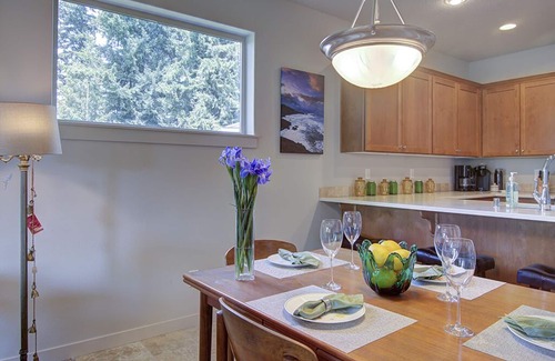 Lincoln House | Beautiful & pet friendly! Close to Downtown and Hwy