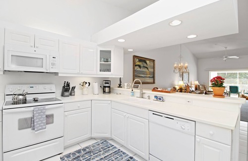Naples Condo | Beautiful Pet Friendly Condo-close to everything! Prof. cleaned and sanitized.