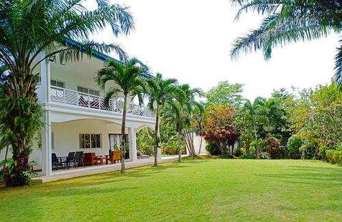 San Pedro Villa | Beautiful villa with pool 3000 sqm tropical garden