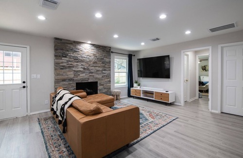 Spring Shadows House | Beautiful Pool, Backyard Patio, Central AC, Full Kitchen