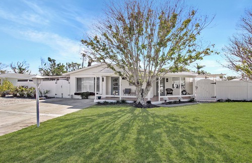 Longbeach Village House | Beautiful pool home in the historic village of Longboat Key | Close to beach - Longboat Oasis
