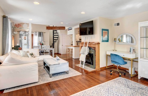 Portsmouth Cottage | Beautiful Portsmouth Cottage By the Sea w/Jacuzzi