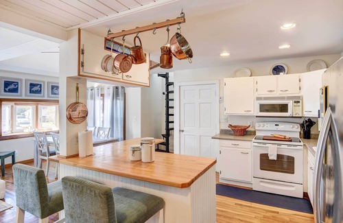 Portsmouth Cottage | Beautiful Portsmouth Cottage By the Sea w/Jacuzzi