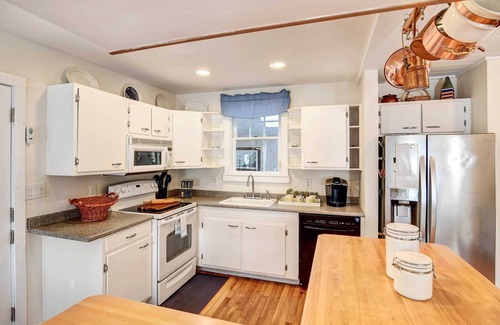 Portsmouth Cottage | Beautiful Portsmouth Cottage By the Sea w/Jacuzzi