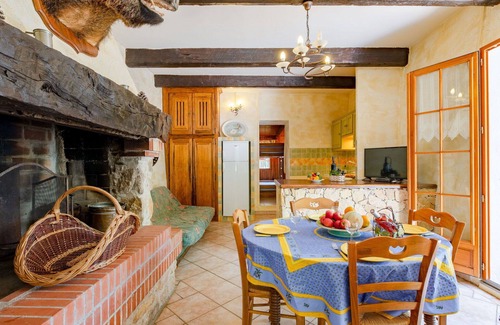 Regusse House | Beautiful private villa for 6 guests with private pool, TV, patio and pets allowed