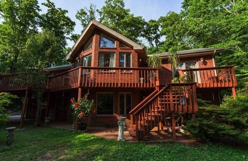 Franklin House | Beautiful private 2 bdrm apartment in a beautiful wooded setting