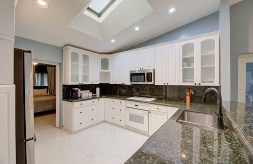 Sunrise House | Beautiful private 4-bedroom/2-bath lakeview house in Sunrise