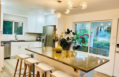 Shelton House | Beautiful Private Beach Getaway- close to Olympic National Park and Hood Canal!