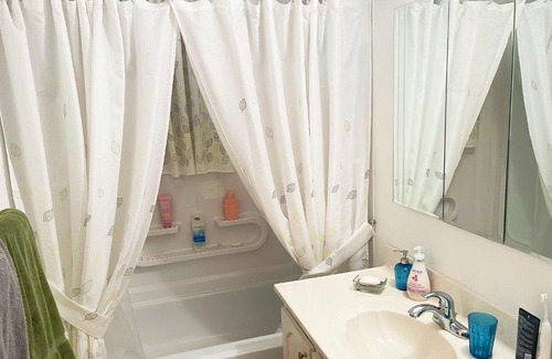 Brossard House | Beautiful private bedroom in a house