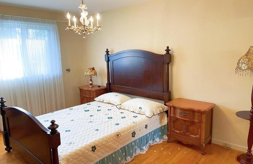 Brossard House | Beautiful private bedroom in a house