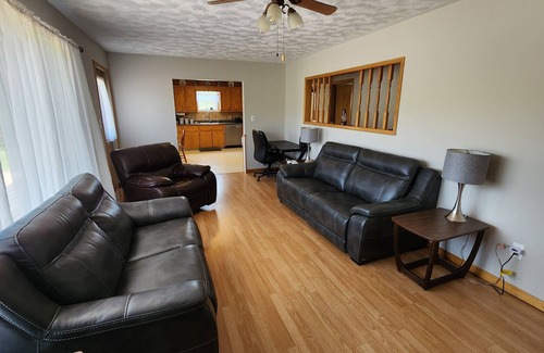 Mayfield House | Beautiful Private Country Farm Setting, Clean 6 Min 5 Km to Cavendish Area