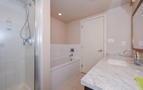 Coquitlam Apartment | Beautiful Private Condo Unit, 1 parking space