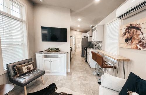 Old Southwest Apartment | Beautiful Private Cottage Sunstone