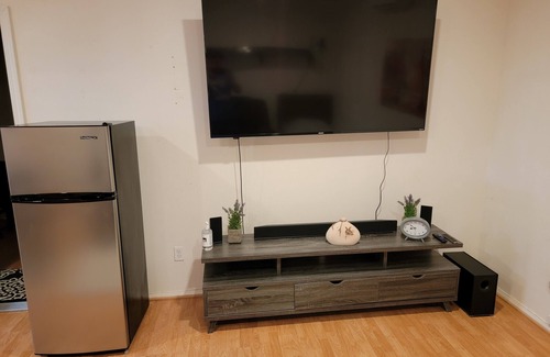 Lancaster House | Beautiful Private Guesthouse right off Freeway w/Full Kitchen